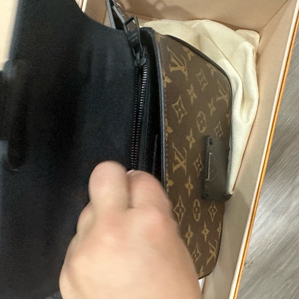 Authentic Louis Vuitton Fanny pack - Picture 3 of 9